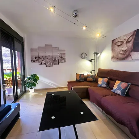 Luminoso Y Elegante, Piscinas Y Pistas De Padel